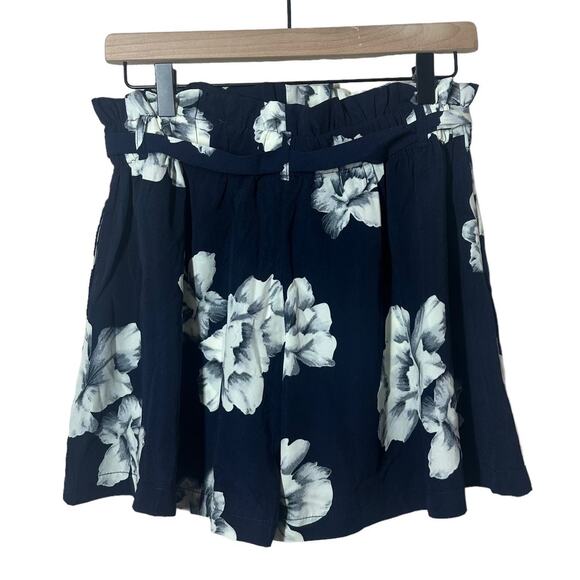 NEW IJOAH Women's Kadie Floral Shorts Navy White Size Medium Vacation Tropical - Picture 2 of 8
